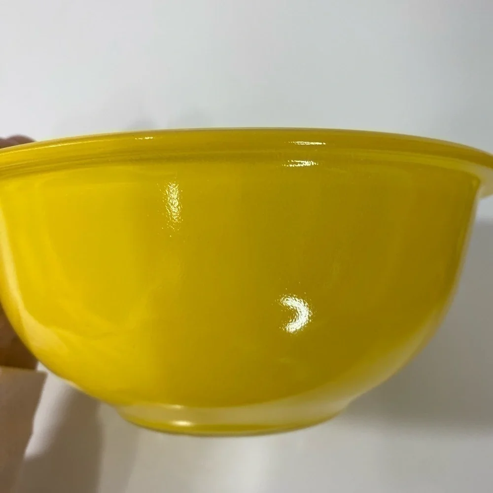 Vintage Pyrex #323 Mixing Bowl 1.5 L Primary Color‎ Yellow Clear Bottom